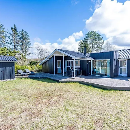 Henne Xxxii Feriehus